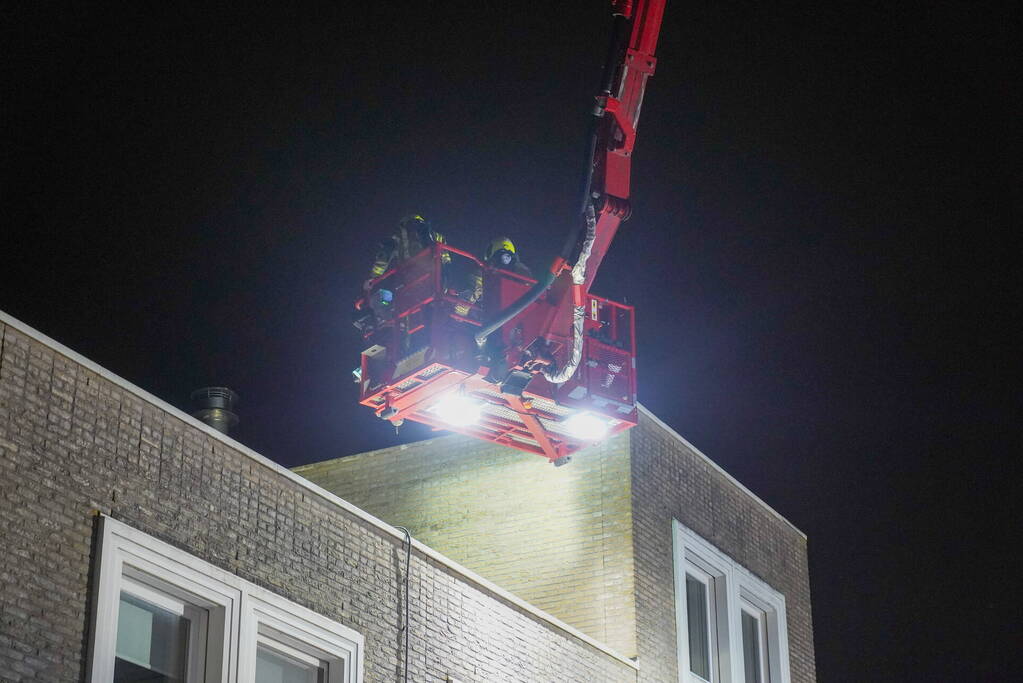 Containerbrand tegen woning, brandweer voorkomt erger