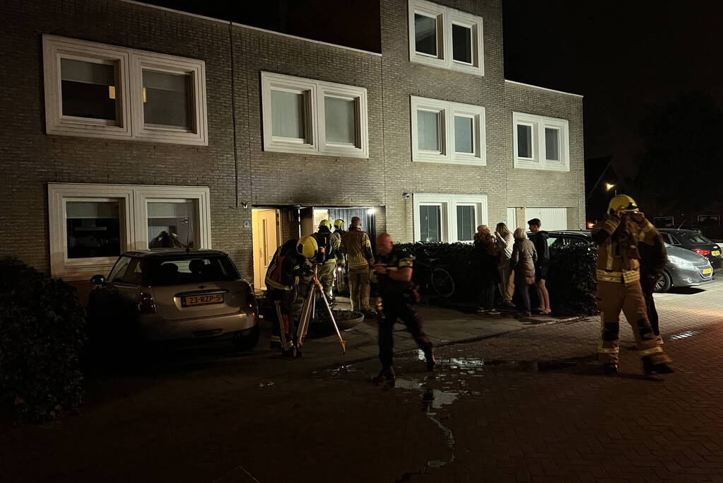 Containerbrand tegen woning, brandweer voorkomt erger