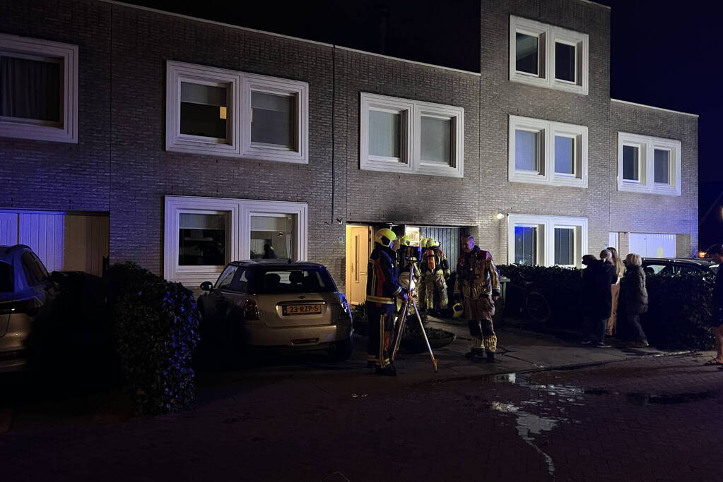 Containerbrand tegen woning, brandweer voorkomt erger