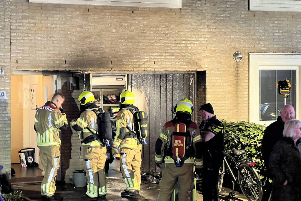 Containerbrand tegen woning, brandweer voorkomt erger