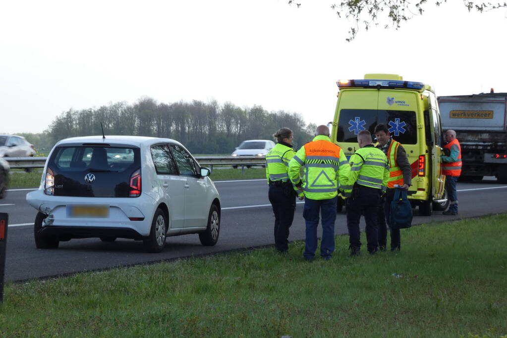 Taxi botst achterop personenauto op A28