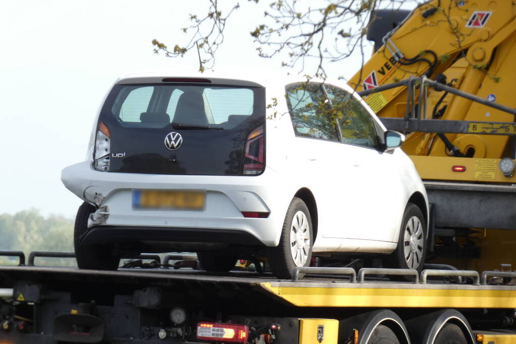 Taxi botst achterop personenauto op A28