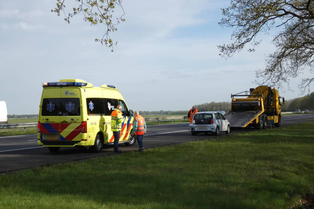 Taxi botst achterop personenauto op A28