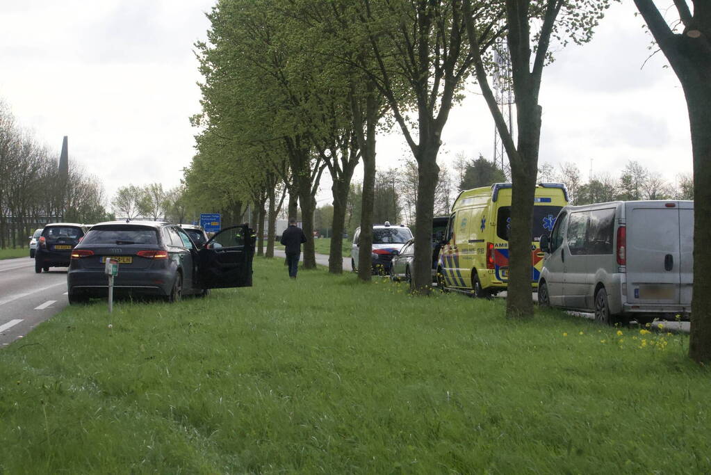 Gewonde en auto's fiks beschadigd bij kop-staartbotsing