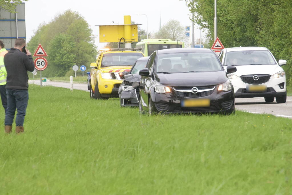 Gewonde en auto's fiks beschadigd bij kop-staartbotsing