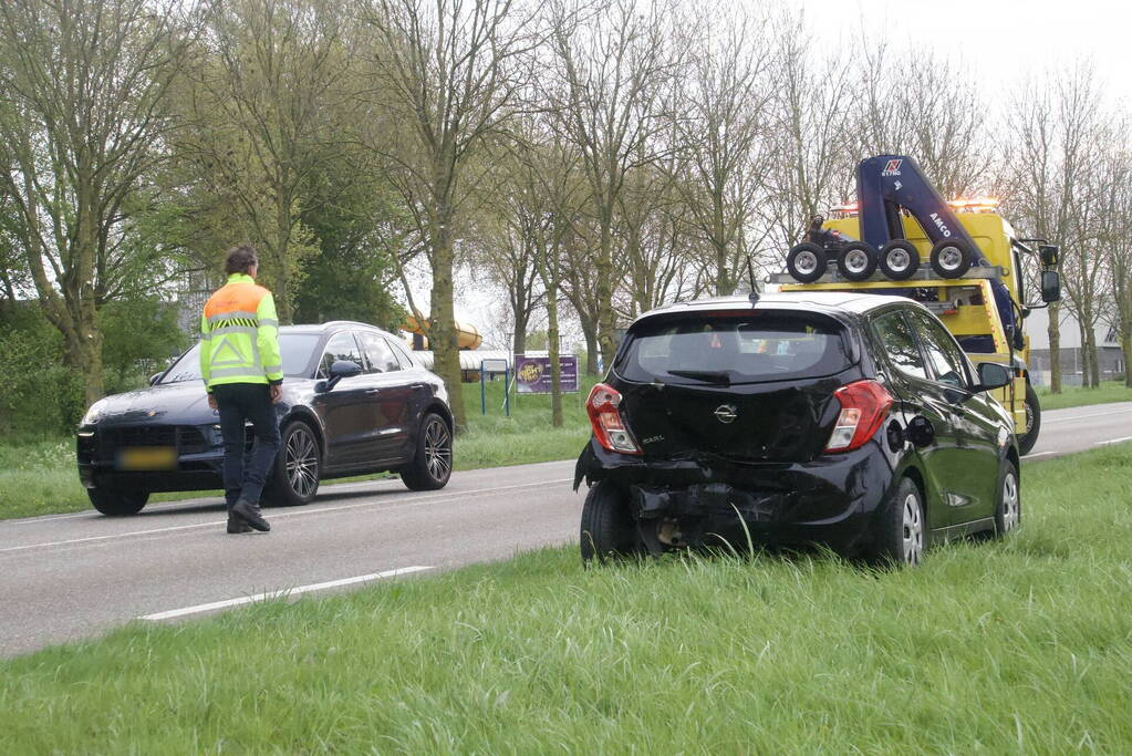 Gewonde en auto's fiks beschadigd bij kop-staartbotsing