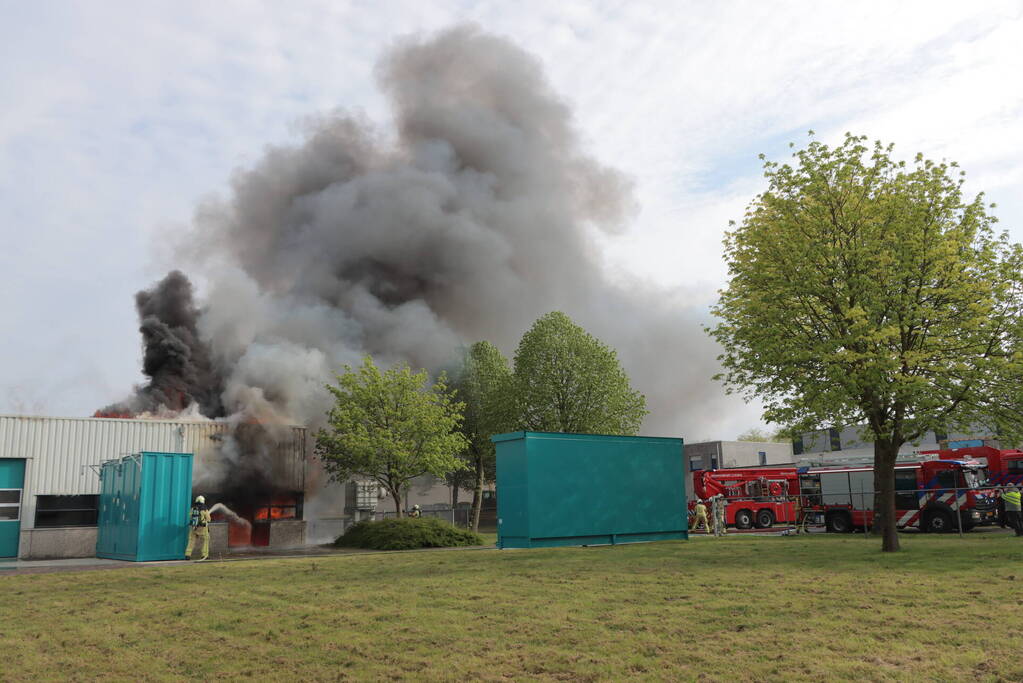 Grote uitslaande brand in bedrijfspand