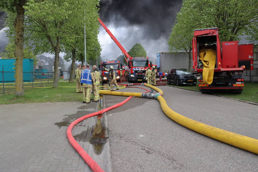 Grote uitslaande brand in bedrijfspand