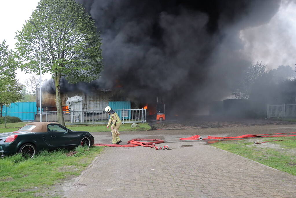 Grote uitslaande brand in bedrijfspand