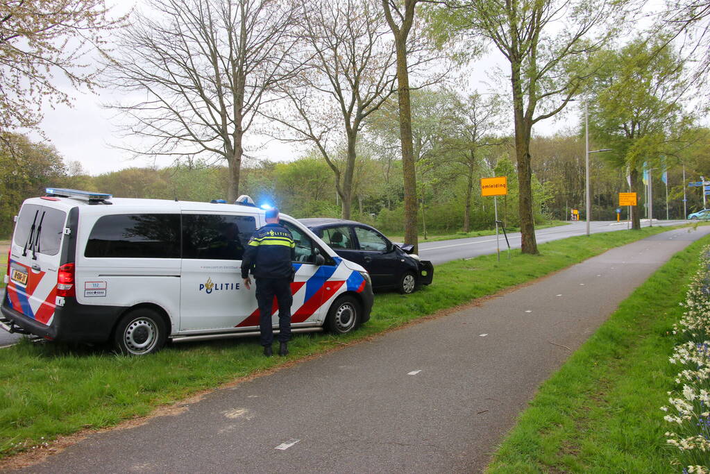 Auto klapt frontaal op boom