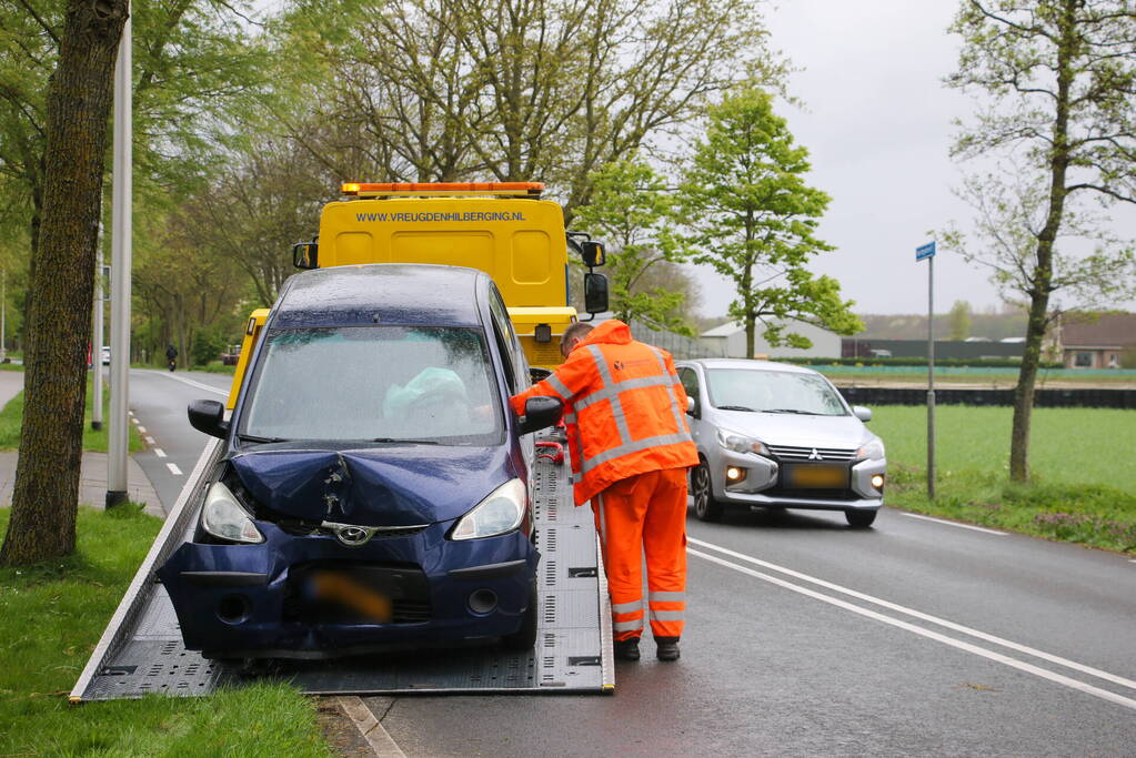 Auto klapt frontaal op boom