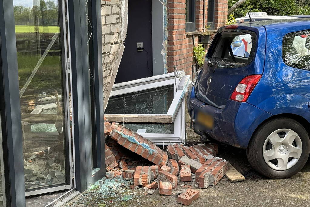 Automobiliste rijdt groentewinkel binnen