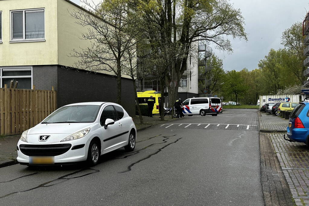 Automobilist en brommerrijder botsen