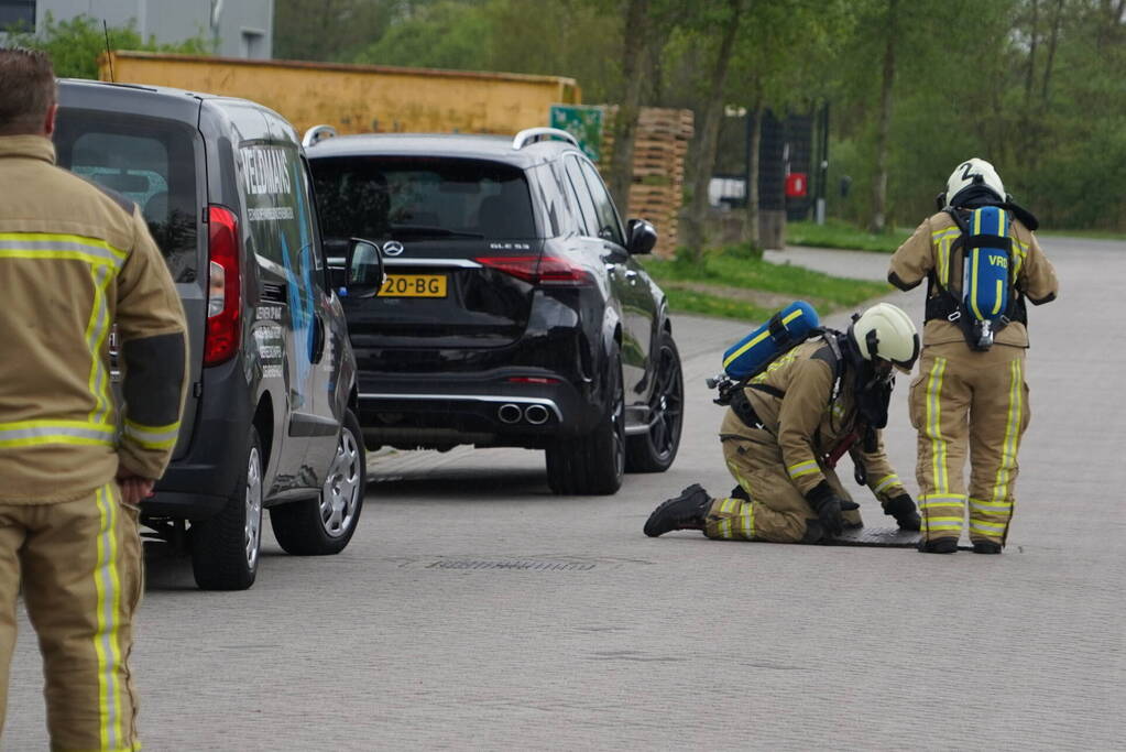 Politie valt bedrijfspand binnen