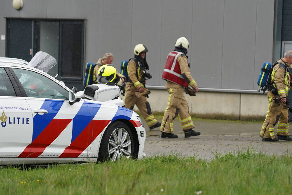 Politie valt bedrijfspand binnen