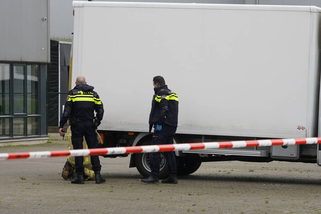 Politie valt bedrijfspand binnen