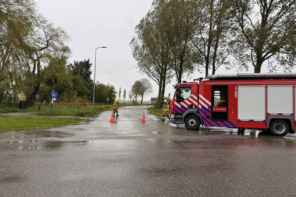 Brandweer assisteert bij stormschade aan boom