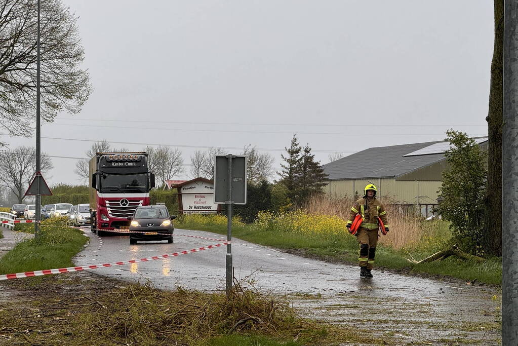 Brandweer assisteert bij stormschade aan boom