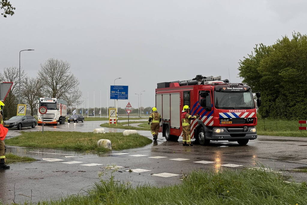 Brandweer assisteert bij stormschade aan boom