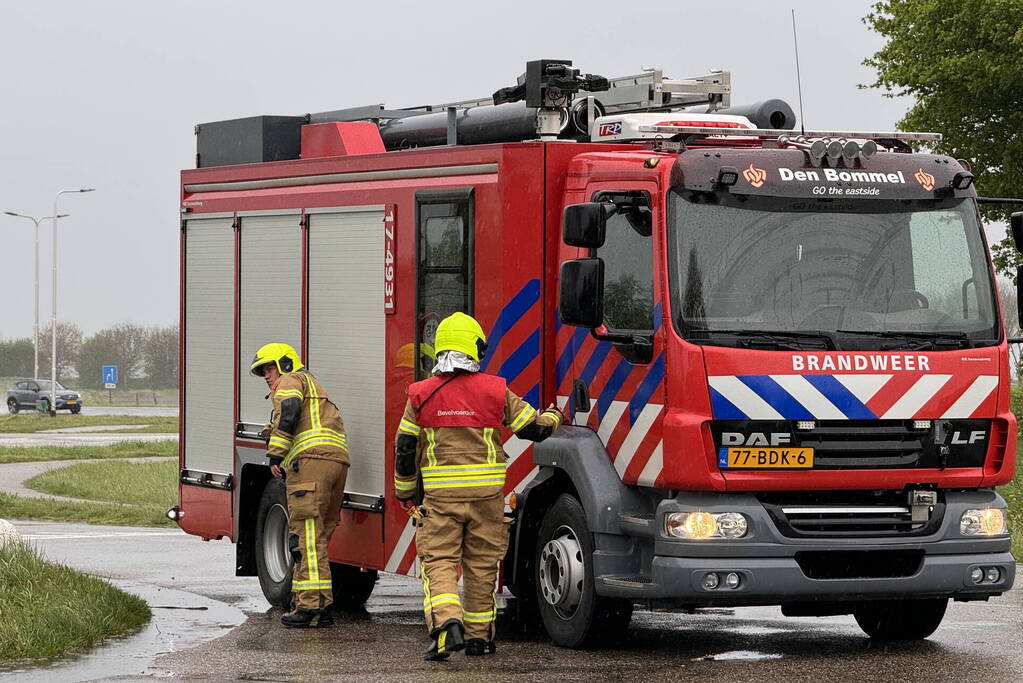 Brandweer assisteert bij stormschade aan boom