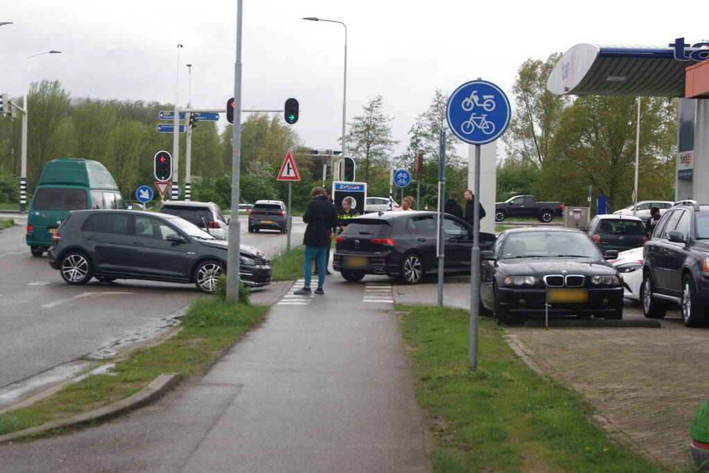 Twee voertuigen beschadigd bij botsing