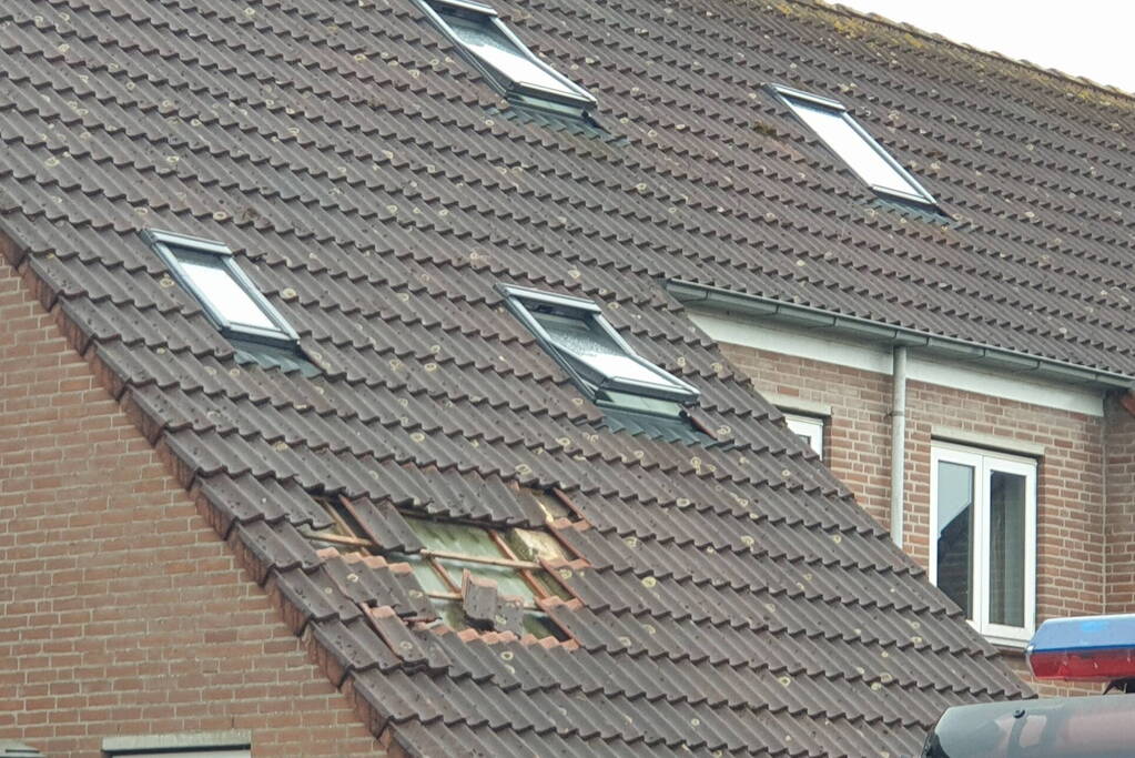 Meerdere dakpannen gesneuveld na harde wind