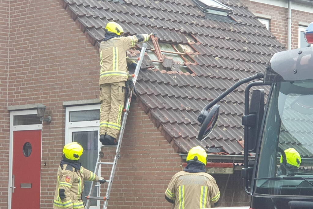 Meerdere dakpannen gesneuveld na harde wind