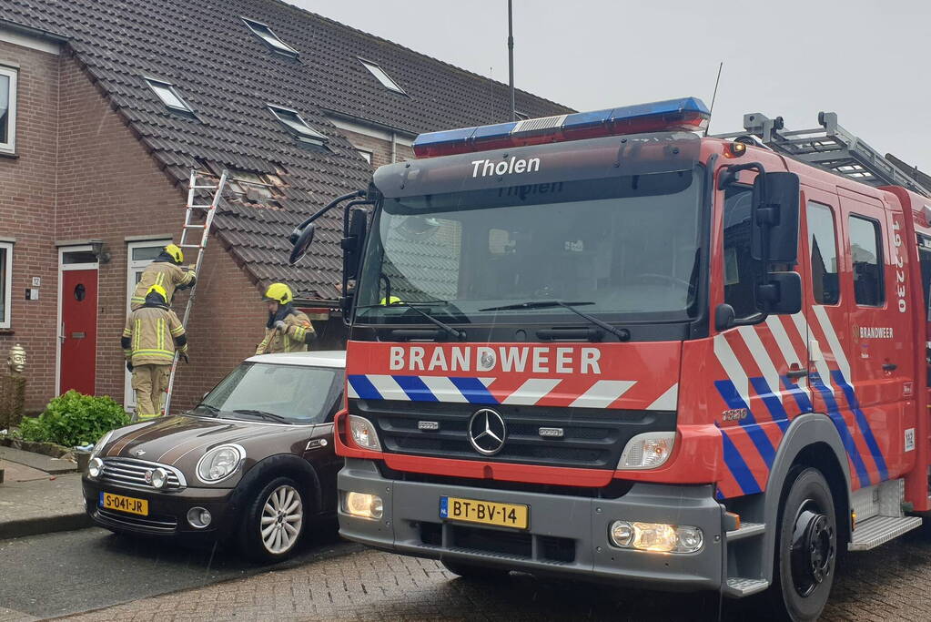 Meerdere dakpannen gesneuveld na harde wind