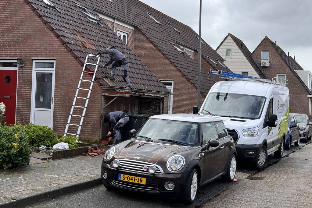 Meerdere dakpannen gesneuveld na harde wind