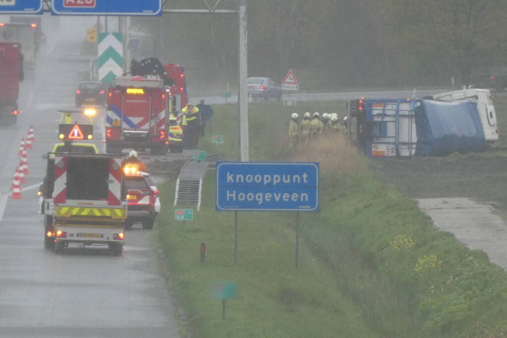 Vrachtwagen raakt van de weg en kantelt