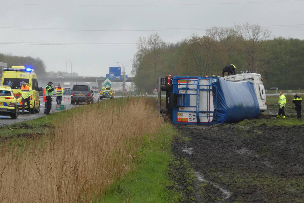 Vrachtwagen raakt van de weg en kantelt