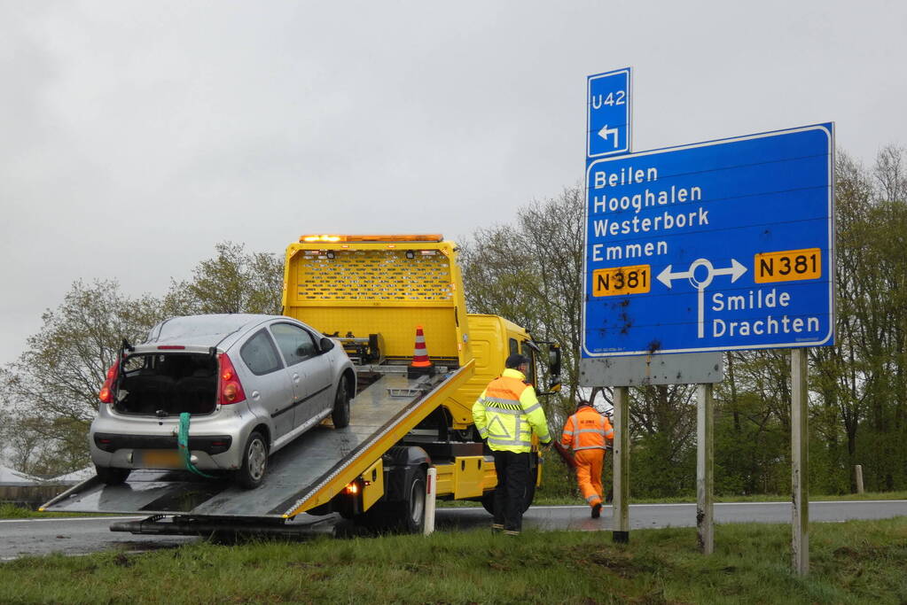 Auto belandt op de kant na ongeval