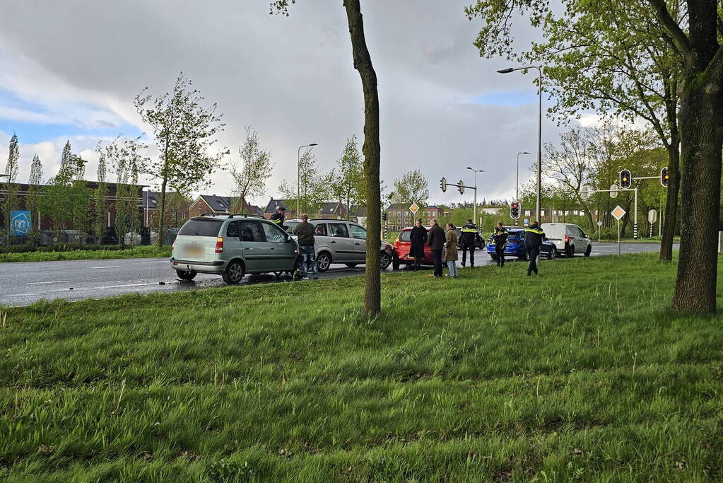 Drie voertuigen in botsing voor verkeerslicht