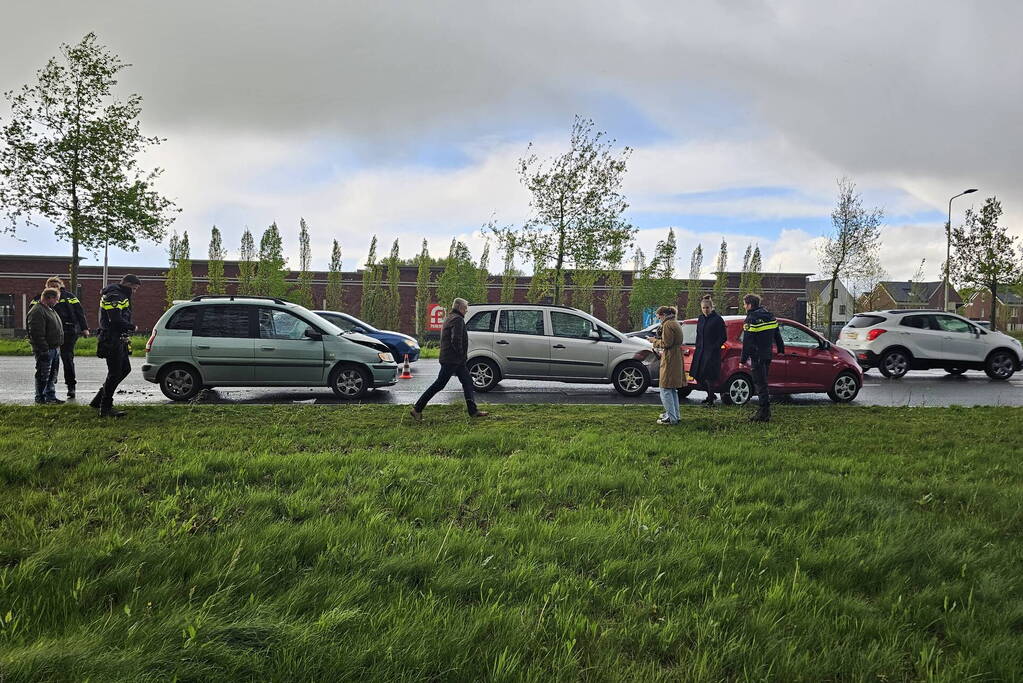 Drie voertuigen in botsing voor verkeerslicht