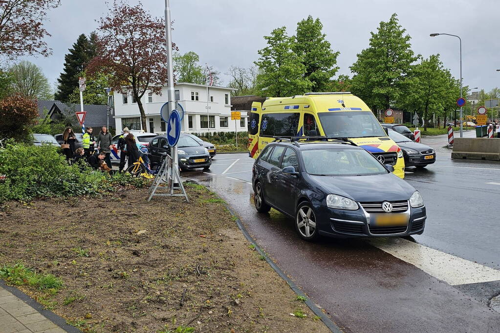 Fietser en automobilist in botsing