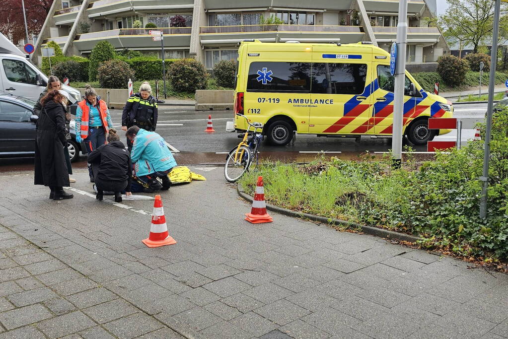 Fietser en automobilist in botsing