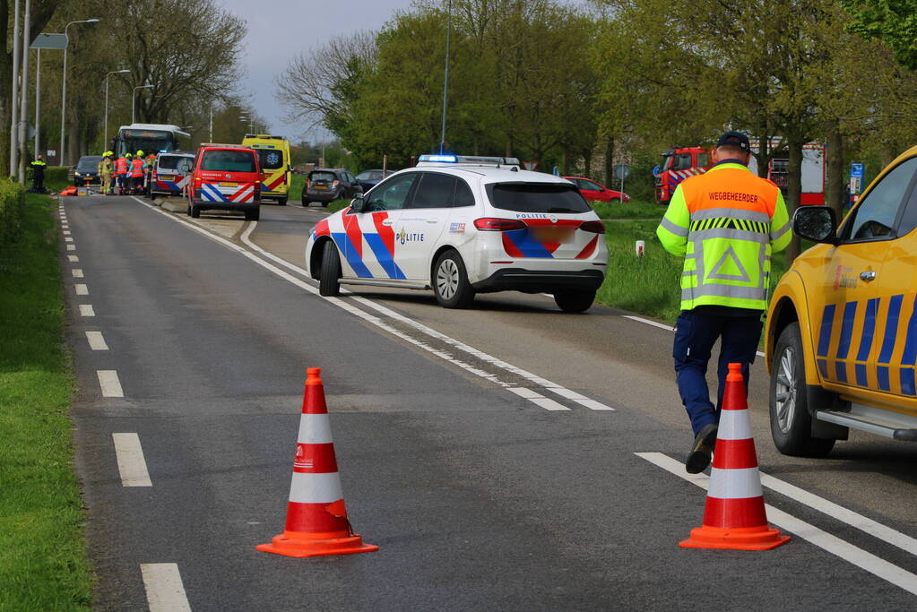 Frontale aanrijding tussen lijnbus en auto