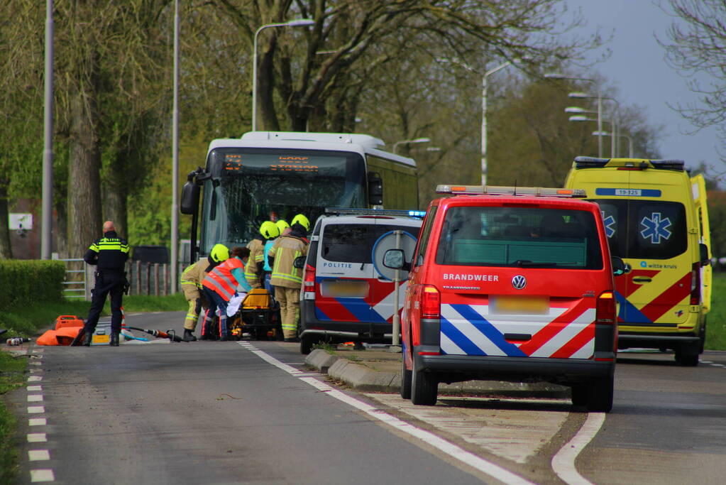 Frontale aanrijding tussen lijnbus en auto