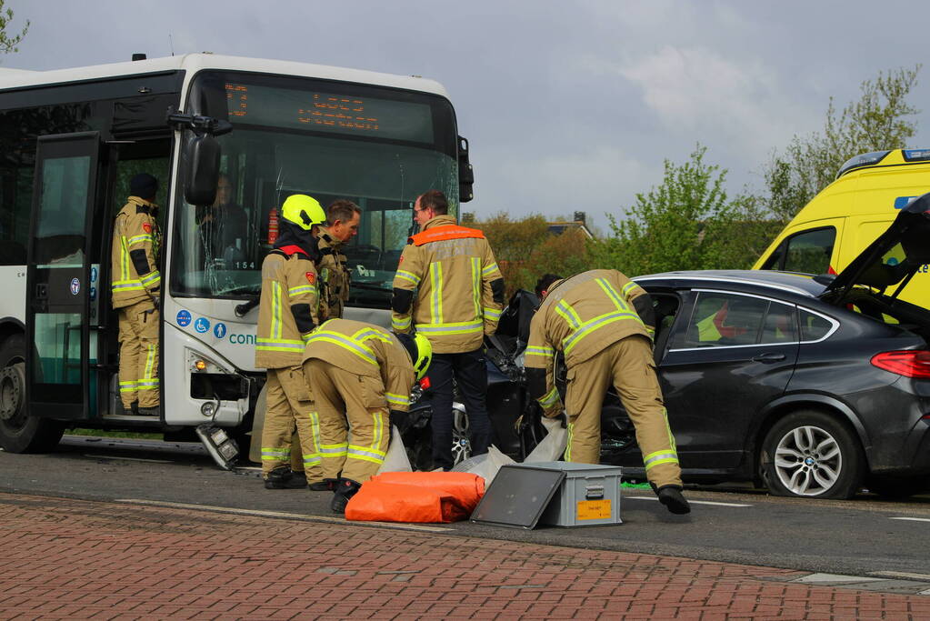 Frontale aanrijding tussen lijnbus en auto