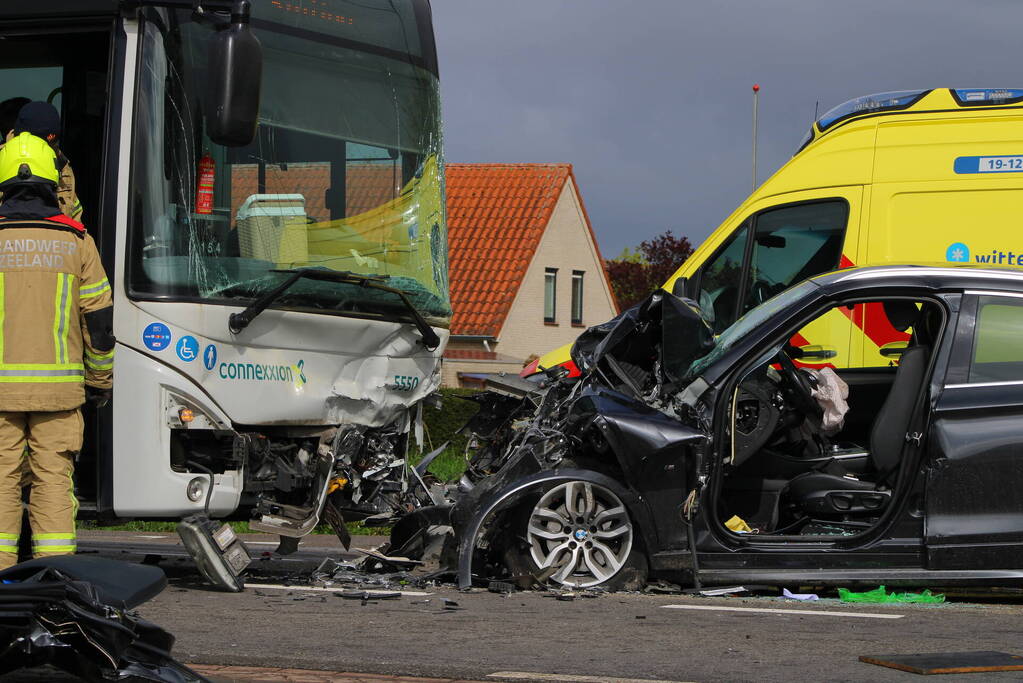 Frontale aanrijding tussen lijnbus en auto