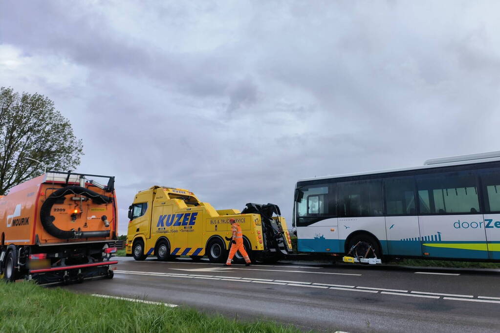 Frontale aanrijding tussen lijnbus en auto