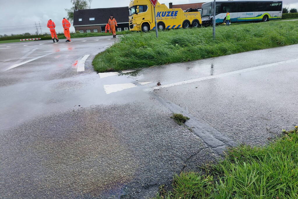 Frontale aanrijding tussen lijnbus en auto