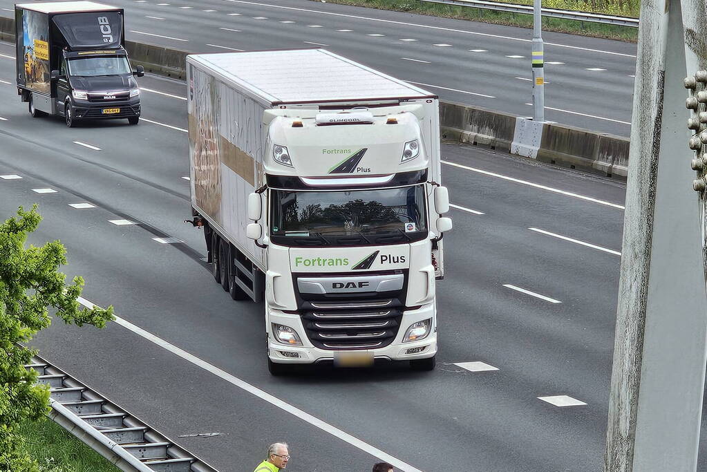 Vrachtwagen verliest laadklep bij ongeval