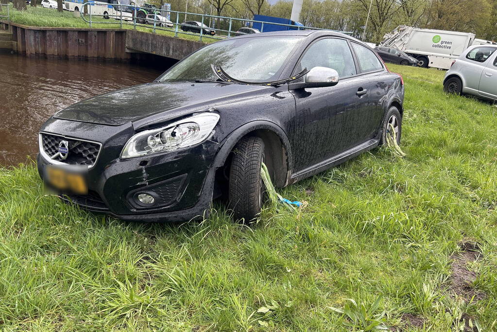 Auto en lijnbus in botsing op kruising