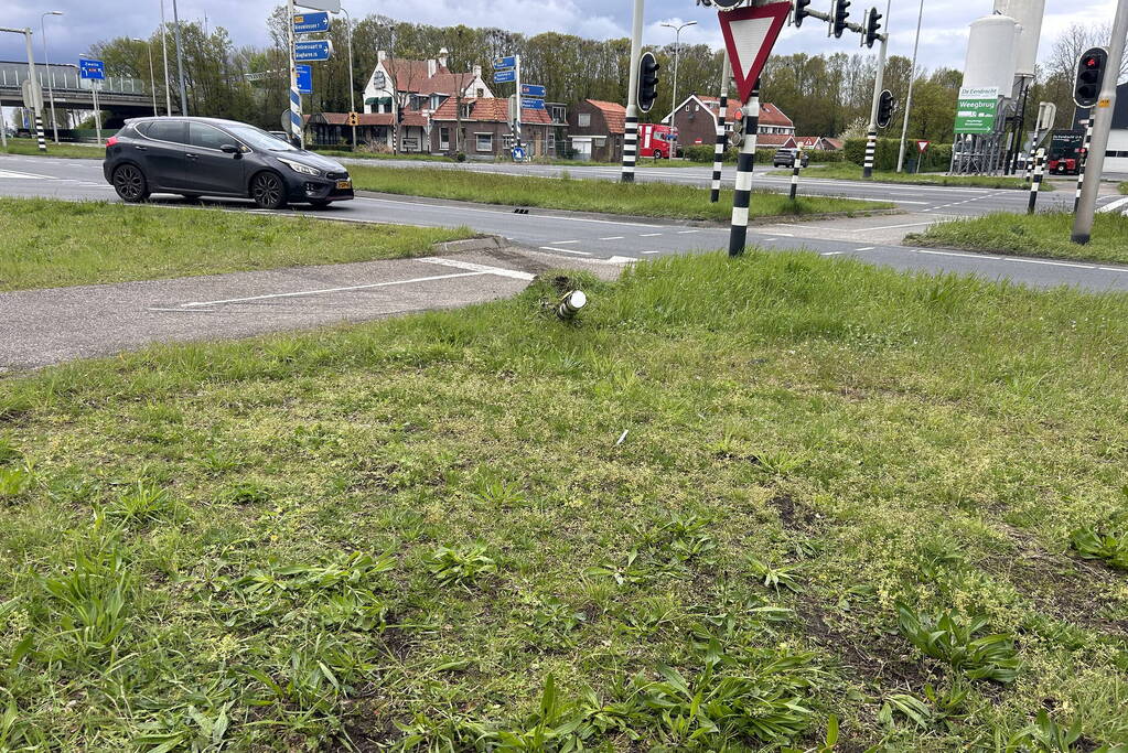 Auto en lijnbus in botsing op kruising