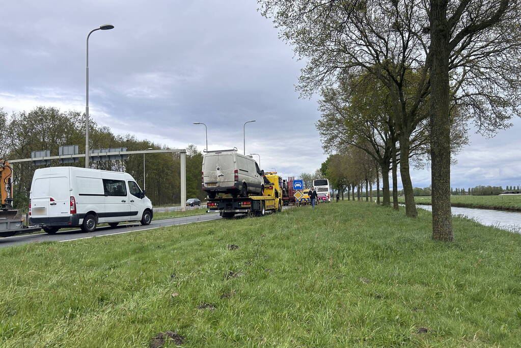 Auto en lijnbus in botsing op kruising