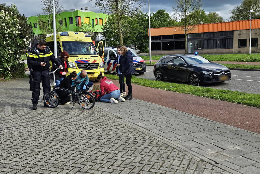 Persoon komt hard ten val met fiets