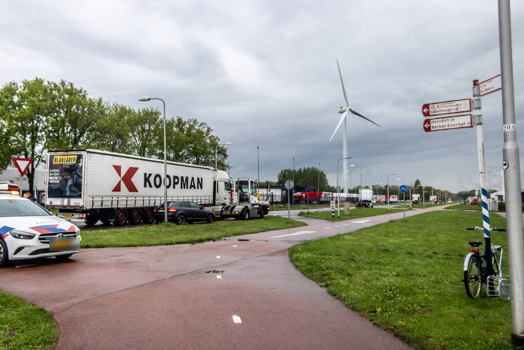 Fietser in botsing met vrachtwagen