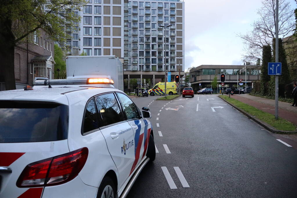 Scooterrijder in botsing met bakwagen