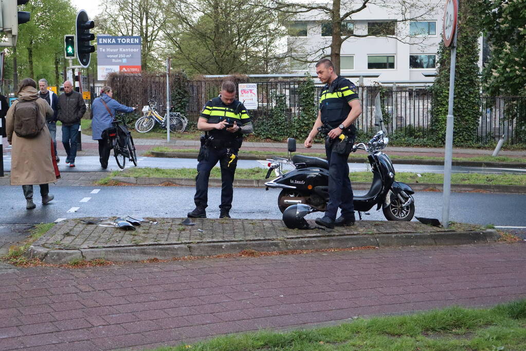 Scooterrijder in botsing met bakwagen